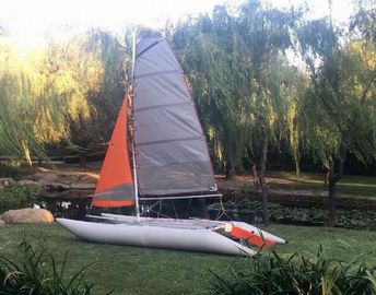 Chine Deux voiles, pontoon personnalisé pour le plaisir, bateau à voile portatif de 450 cm, catamaran. fournisseur