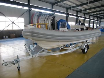 Chine Appareil de remorque de bateau en acier galvanisé professionnel de 550 cm Appareil de remorque de bateau à axe unique durable fournisseur