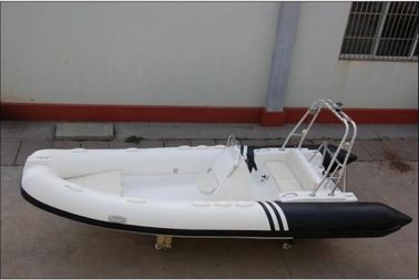 Chine Un bateau gonflable pour 10 personnes avec une console élégante, un grand bateau gonflable de 580 cm fournisseur