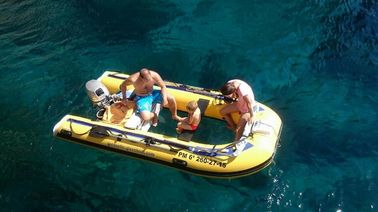 Chine Canoë en plastique avec fond clair, bateau gonflable, bateaux de pêche transparents, puissance de 10 chevaux fournisseur