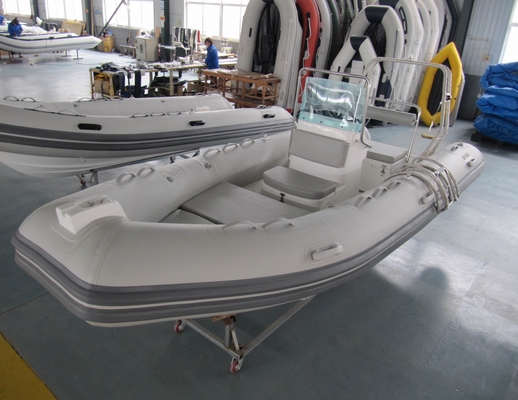 2022 bateaux à coque rigide gonflables de 430 cm de long avec console, siège, réservoir de carburant fournisseur
