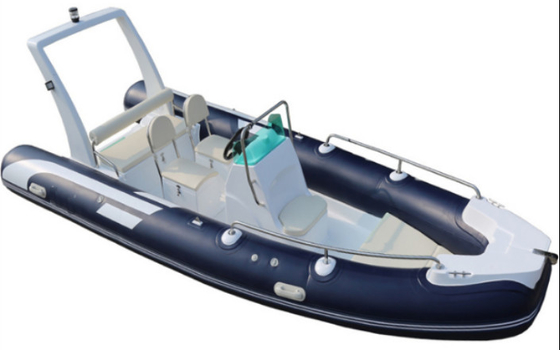 Un bateau gonflable à coque rigide de 520B. fournisseur