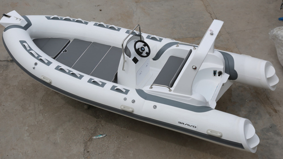 2022 bateau gonflable avec moteur en PVC de 17 pieds ou hypalon avec terrasse en gris clair RIB520C fournisseur