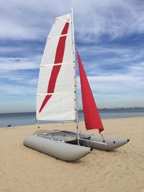 Catamaran à voile gonflable blanc / rouge de 6,05 m2 Veste principale de 2,2 m de large avec deux voiles fournisseur