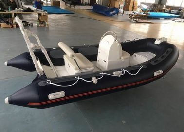 En dehors de la couche de PVC petit bateau de côtes 3,9m résistance à l'abrasion avec les extrémités de pas en fibre de verre fournisseur