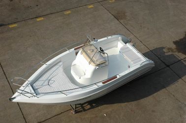 Yacht de plaisance simple de 6 m avec moteur hors-bord blanc fournisseur