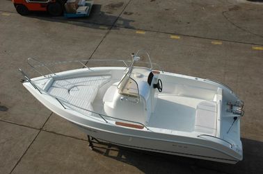 Yacht de plaisance simple de 6 m avec moteur hors-bord blanc fournisseur