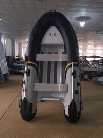 Facile à prendre Barque en aluminium 300cm Look de luxe Avec avec des gardes de quille pleine longueur fournisseur