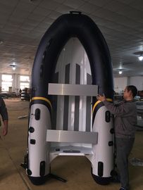 Facile à prendre Barque en aluminium 300cm Look de luxe Avec avec des gardes de quille pleine longueur fournisseur