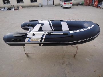 Un petit bateau gonflable, à coque rigide, pour la pêche. fournisseur