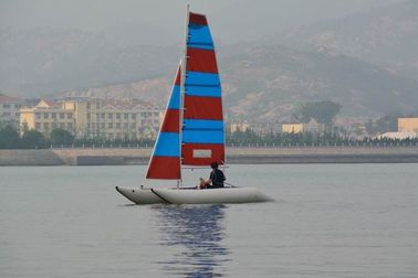 Bateau à voile gonflable en PVC de 4,5 m Pontoons sans cadre avec deux voiles fournisseur