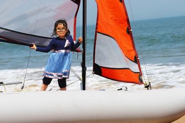 70 kgs bateaux à voile gonflables bateaux à ponton portatifs blancs avec mât de 5 m fournisseur