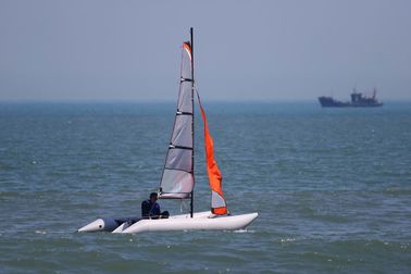 Bateau à voile gonflable en PVC de 4,5 m Pontoons sans cadre avec deux voiles fournisseur
