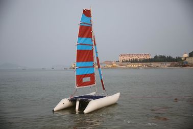 Bateau à voile gonflable bleu 4 personnes Pontoon avec plateau central en fibre de verre fournisseur