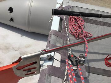 Facile Prenez un voilier gonflable Orange Chat à voile avec gouvernail en fibre de verre fournisseur