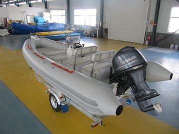 Structure adhésive Bateaux de pêche gonflables Multi-fonction 540cm Pour les visites touristiques en eau fournisseur