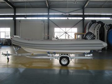 Structure adhésive Bateaux de pêche gonflables Multi-fonction 540cm Pour les visites touristiques en eau fournisseur