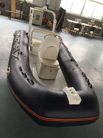 En dehors de la couche de PVC petit bateau de côtes 3,9m résistance à l'abrasion avec les extrémités de pas en fibre de verre fournisseur