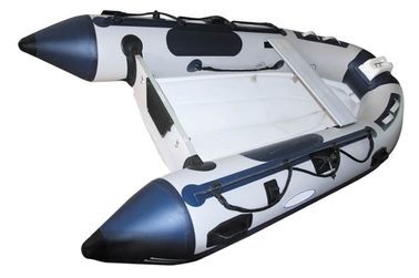 Un petit bateau gonflable, à coque rigide, pour la pêche. fournisseur