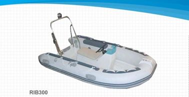 Un petit bateau gonflable, à coque rigide, pour la pêche. fournisseur