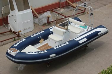 Conception de coque unique Petit bateau à côte 8 personnes Bateau gonflable avec plancher en teck / réservoir de carburant fournisseur