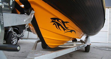 Un bateau gonflable portatif de 580 cm, à coque gonflable avec double moteur. fournisseur
