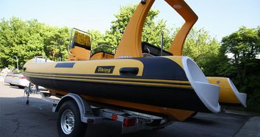 Un bateau gonflable portatif de 580 cm, à coque gonflable avec double moteur. fournisseur