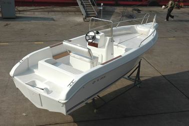 Yacht de plaisance simple en fibre de verre Confortable / Durable 5,5m Avec lit de bain de soleil fournisseur