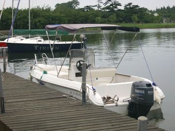 Yacht de plaisance simple en fibre de verre Confortable / Durable 5,5m Avec lit de bain de soleil fournisseur