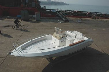 Yacht de plaisance simple écologique blanc 5,8 M avec console centrale fournisseur