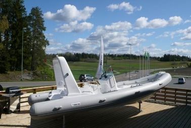 Bateaux gonflables à coque rigide 22 pieds de dureté / fiabilité avec étape en fibre de verre fournisseur