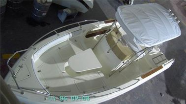 Des yachts blancs de 20 mètres, des voiliers de course avec de grands coussins. fournisseur