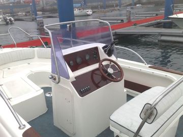 Des yachts blancs de 20 mètres, des voiliers de course avec de grands coussins. fournisseur