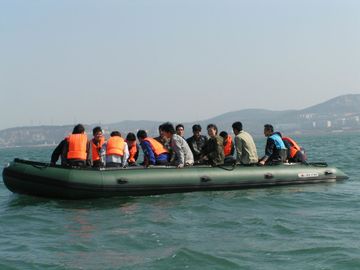 Bateau de sport gonflable noir PVC / Hypalon Bateau de ferry fait à la main avec une grande capacité fournisseur