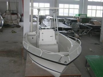 Bateaux de pêche en fibre de verre blanche 6m Installation facile Poids léger Pour la pêche de plaisir fournisseur
