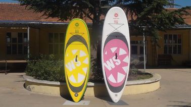 Une planche gonflable pour enfants, longue de 8 pieds, épaisse de 4 pouces. fournisseur
