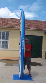 Une planche gonflable de windsurf avec un pad personnalisé, une planche de pagaie pour enfants. fournisseur