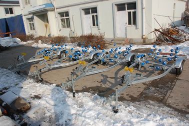 Trailers de bateaux en acier galvanisé à axe unique 680 cm 356 kg pour bateaux en fibre de verre fournisseur