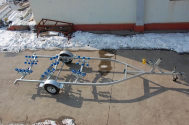 Trailers de bateaux en acier galvanisé à axe unique 680 cm 356 kg pour bateaux en fibre de verre fournisseur