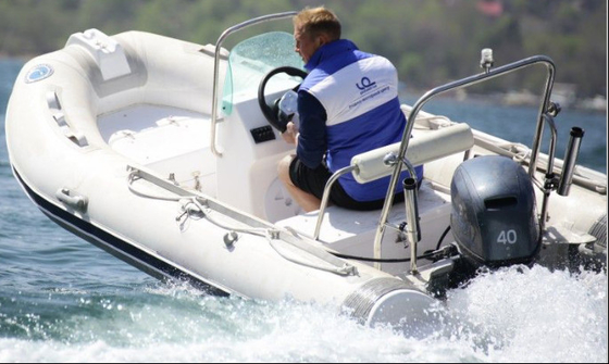 Vivez le frisson de 25-30 nœuds avec notre petit bateau gonflable, pont antidérapant inclus fournisseur